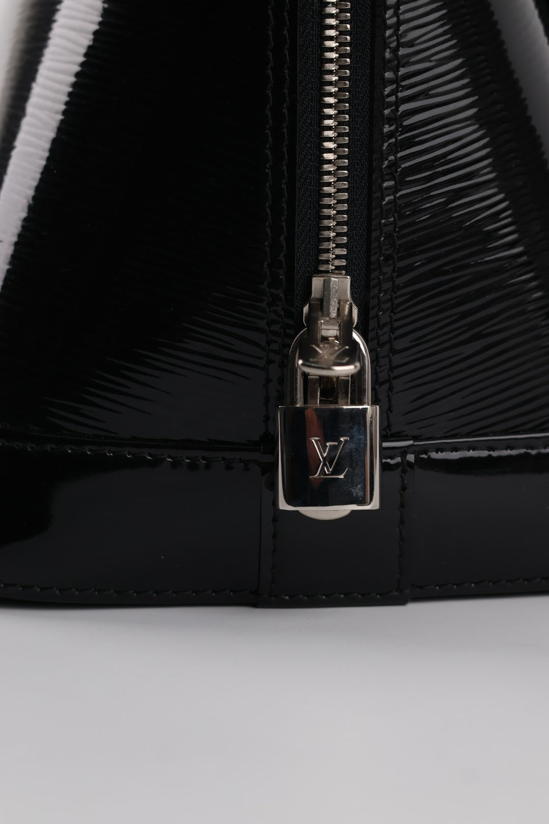 Louis Vuitton Alma MM Epi Vernis