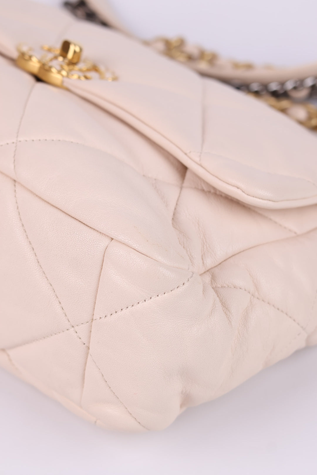Chanel 19 Media in Pelle