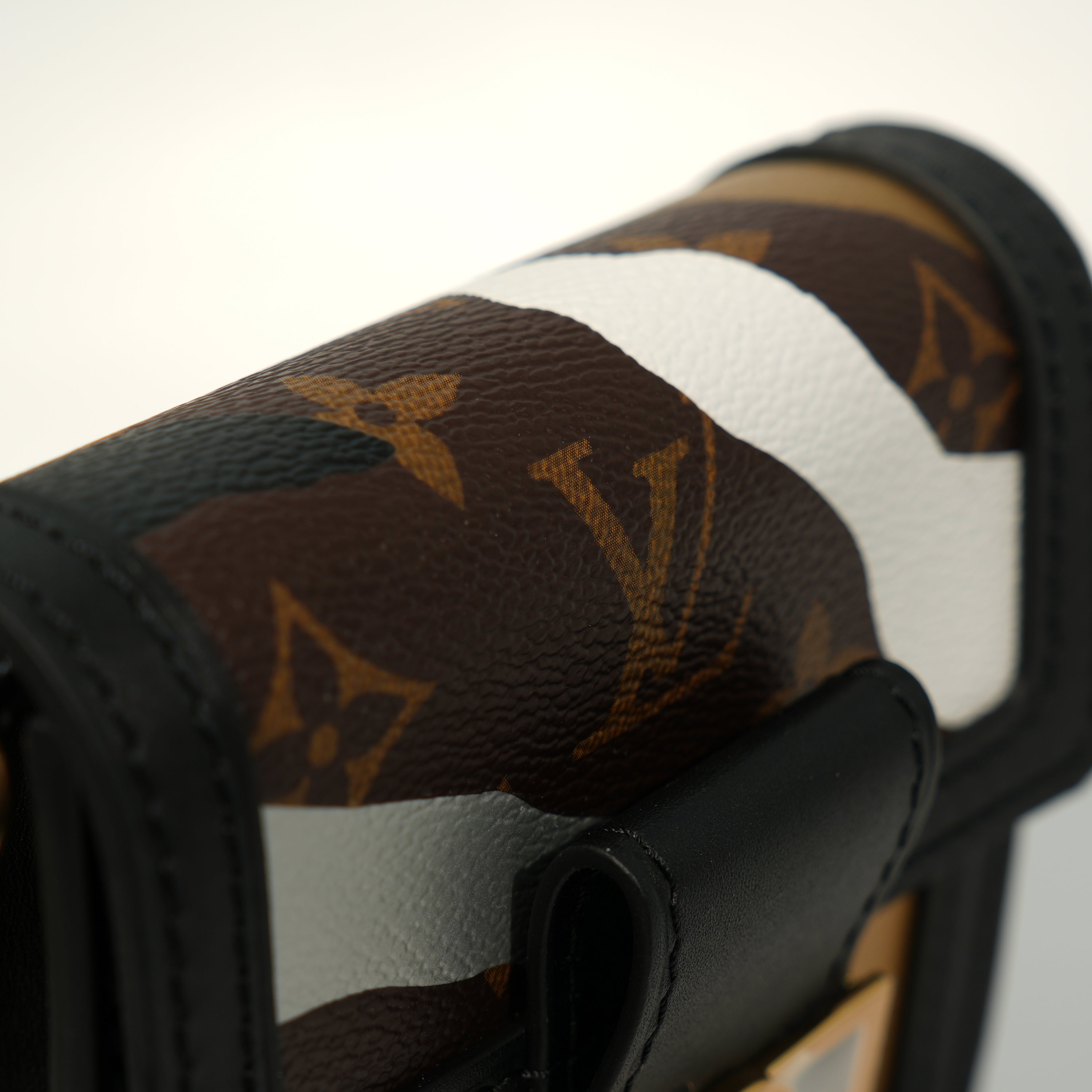Louis Vuitton Marsupio Dauphine x LOL