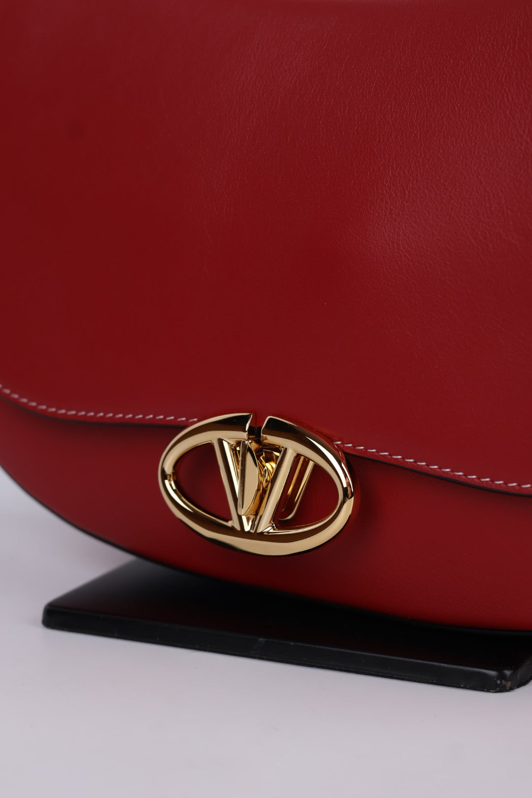 Valentino Ohval in pelle