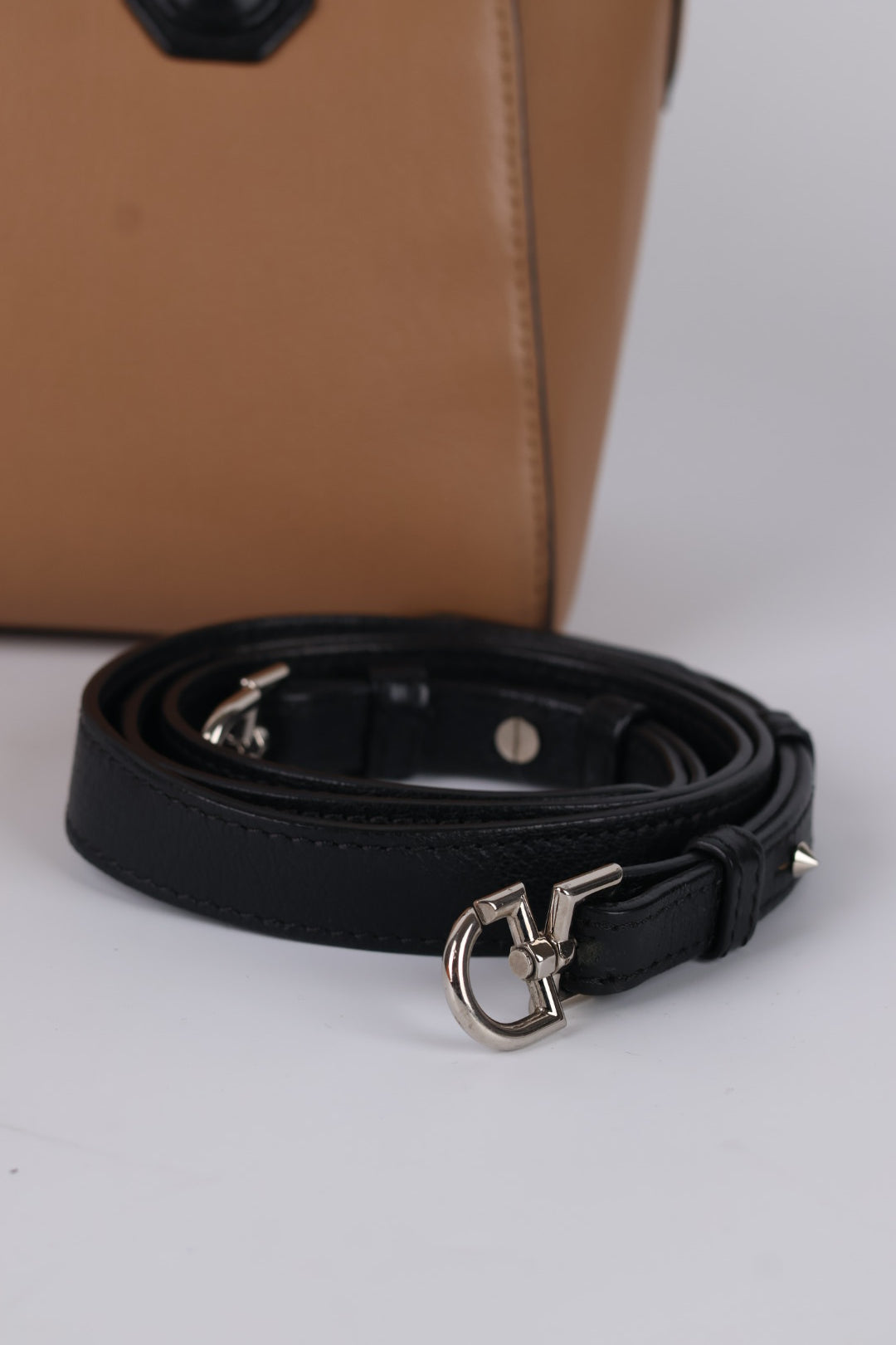 Givenchy Antigona Small in Pelle