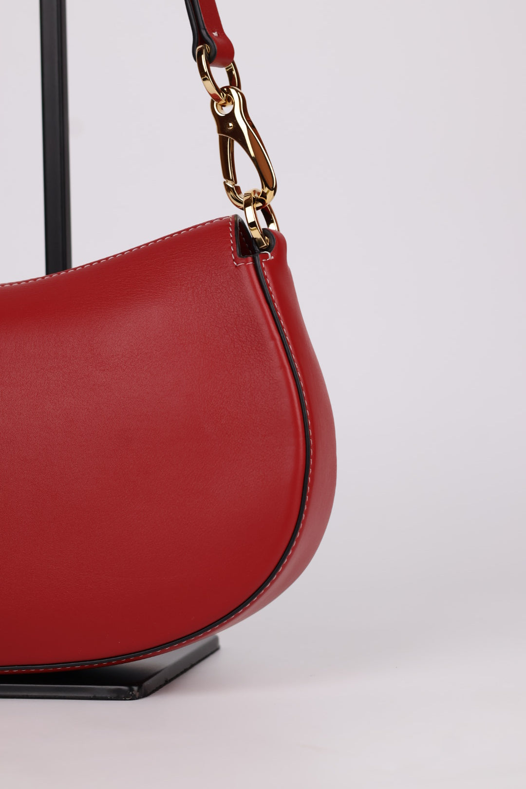 Valentino Ohval in pelle