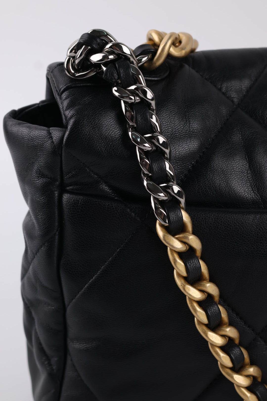 Chanel 19 Media in Pelle