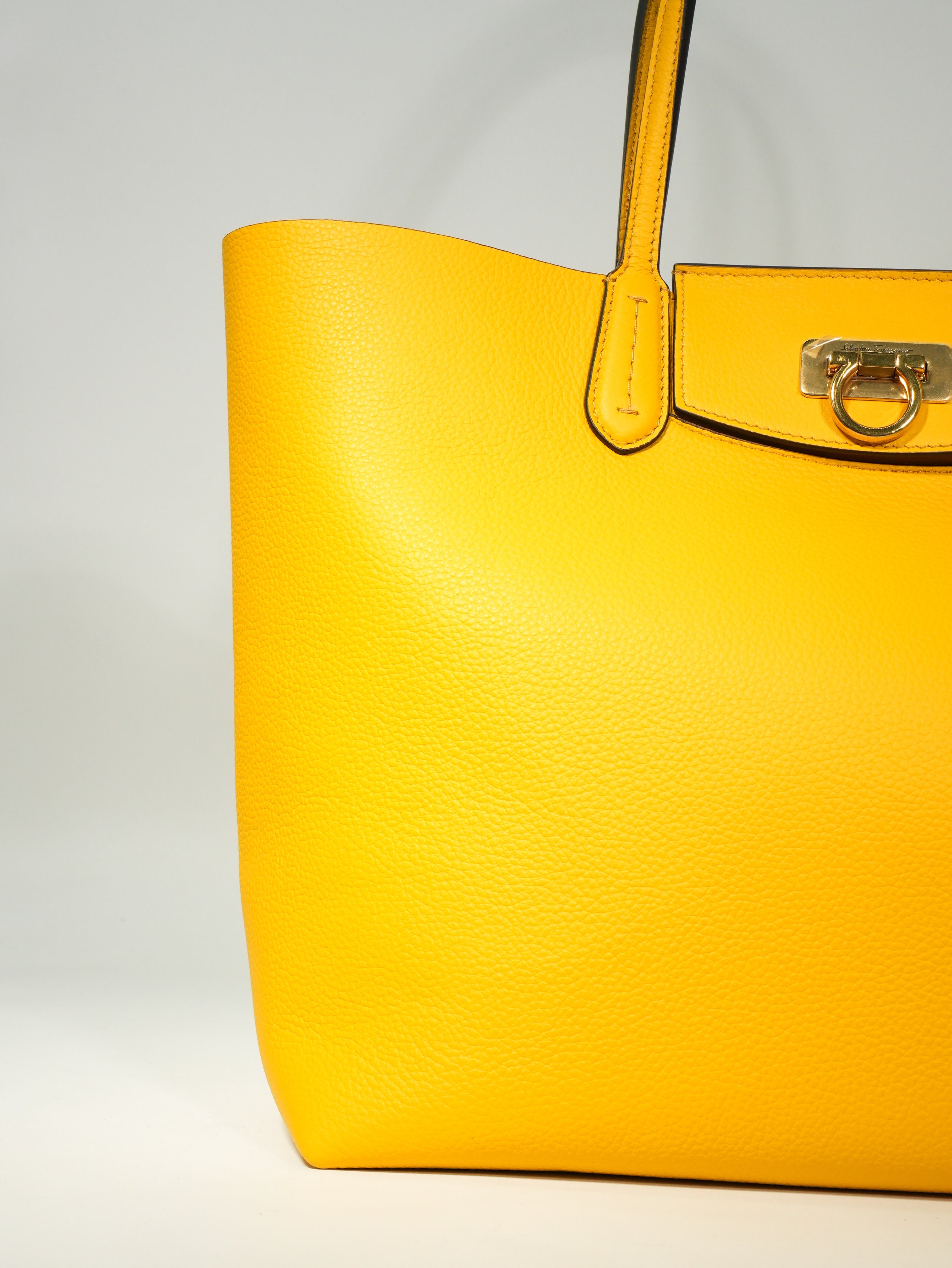 Ferragamo Gancini Tote in Pelle