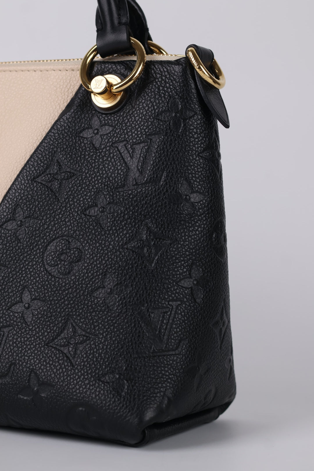 Louis Vuitton V Tote BB Empreinte