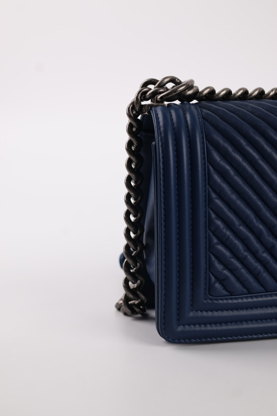 Chanel Boy Media in Pelle Blu