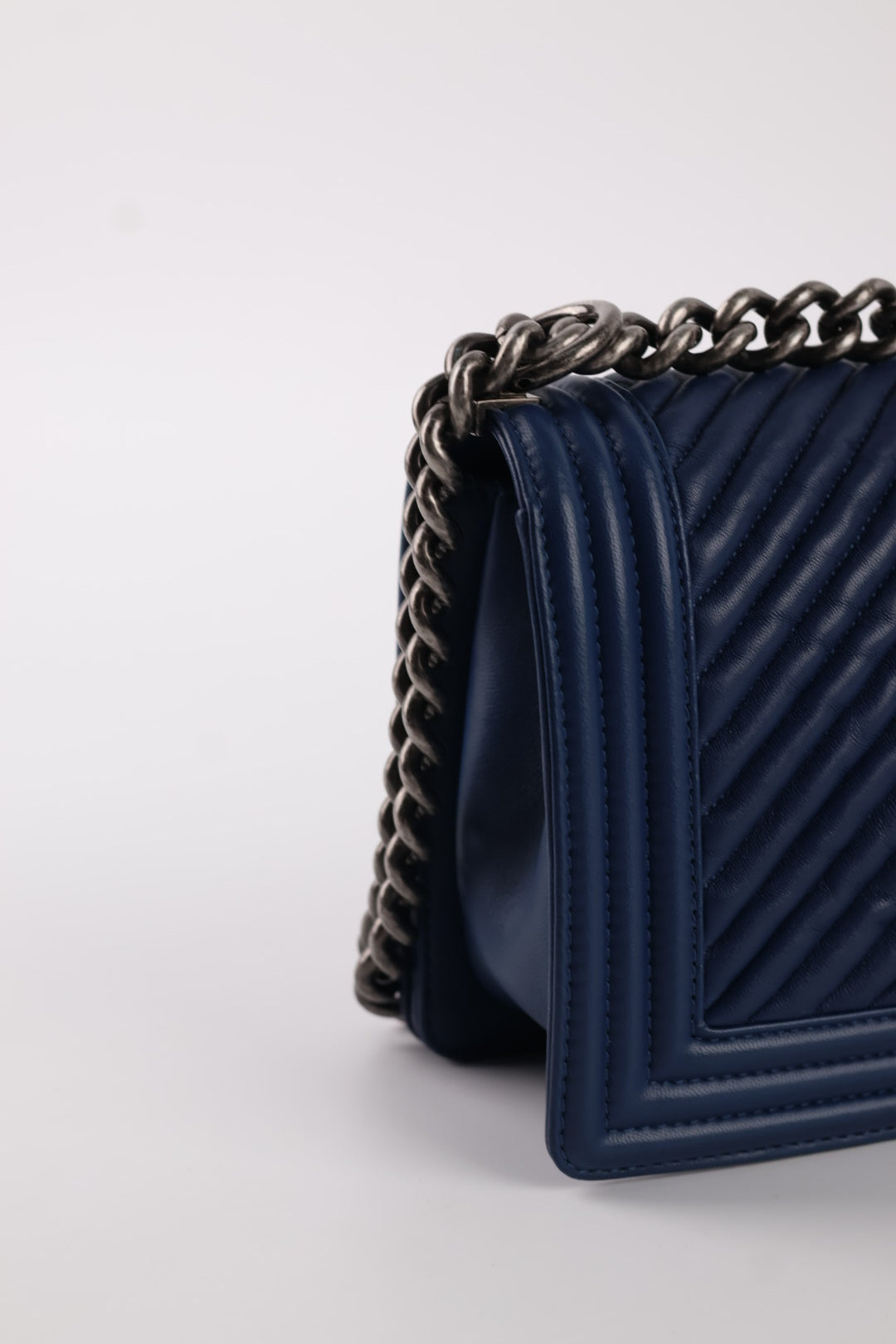 Chanel Boy Media in Pelle Blu