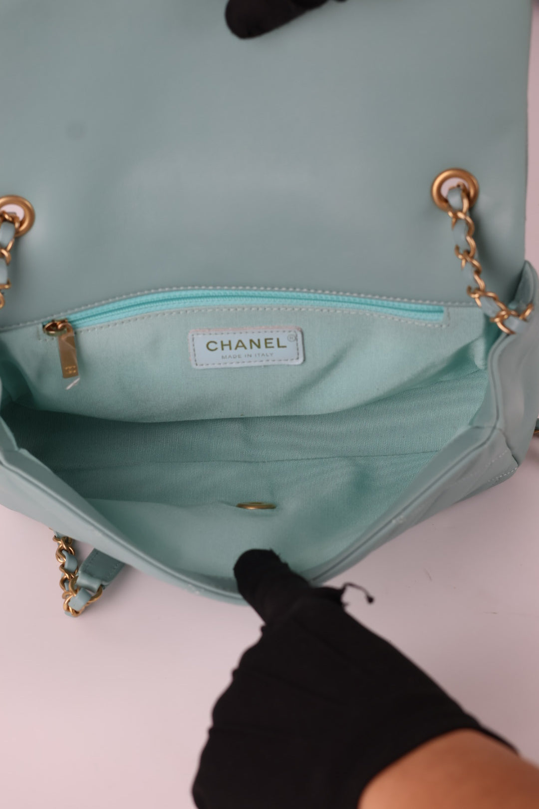 Chanel in the Loop Media Matelassé
