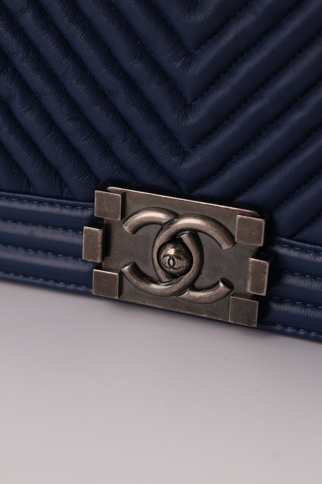 Chanel Boy Media in Pelle Blu