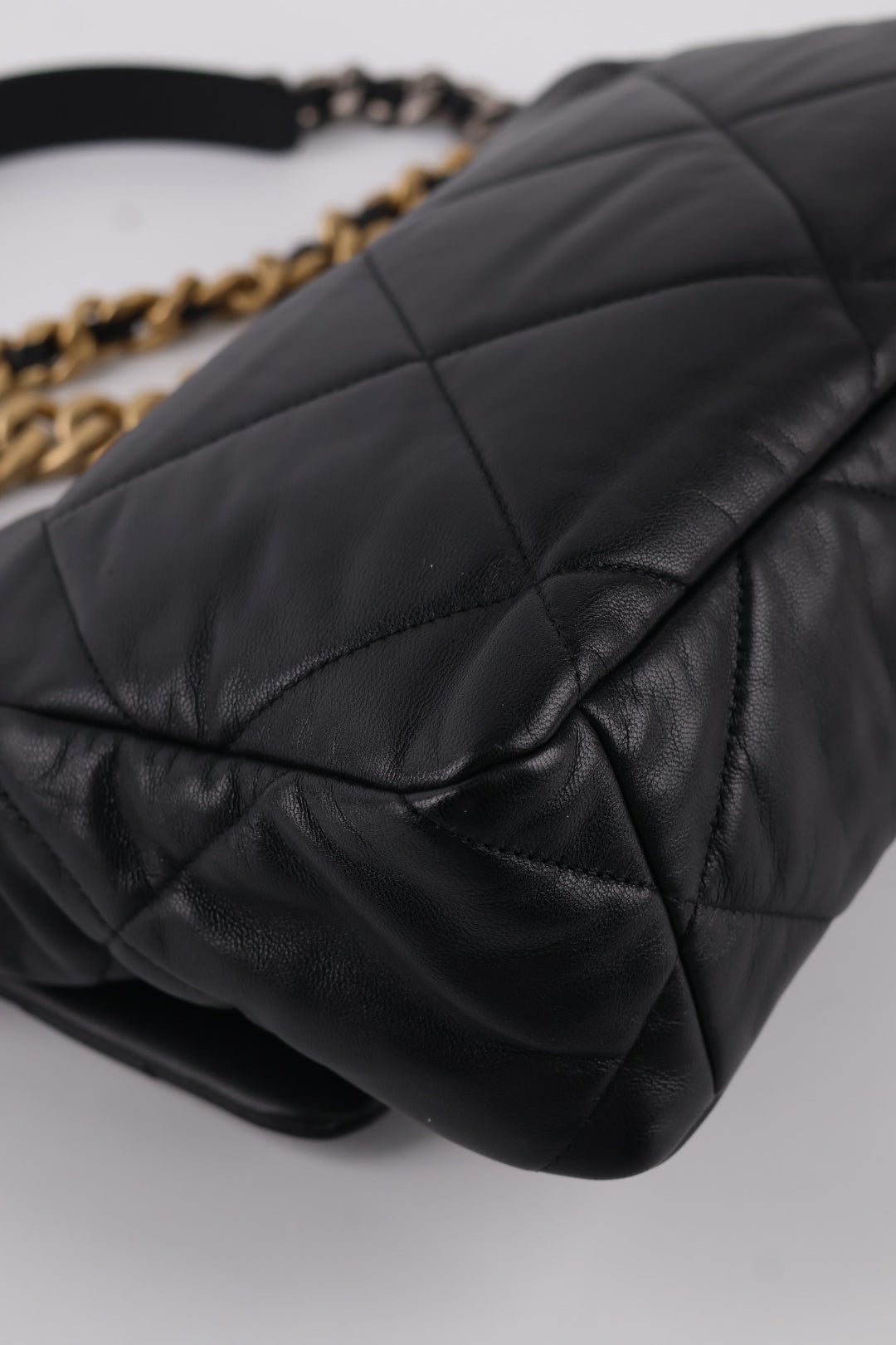 Chanel 19 Media in Pelle