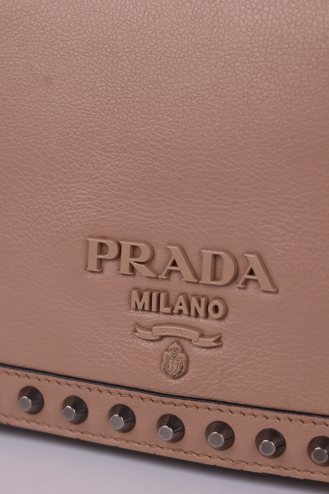 Prada Pattina Borchie in Pelle