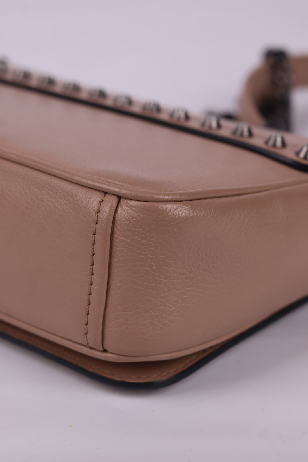 Prada Pattina Borchie in Pelle