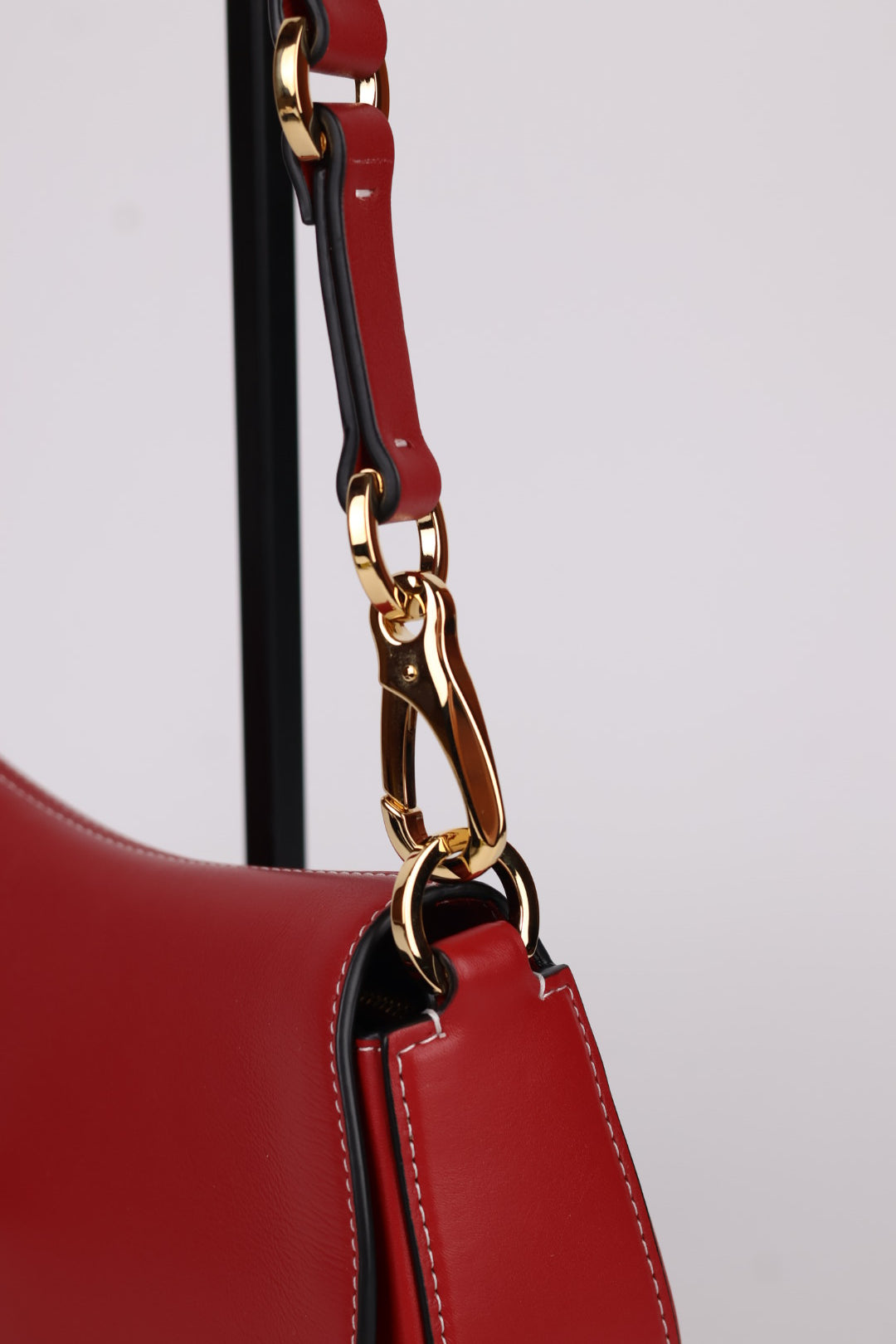 Valentino Ohval in pelle
