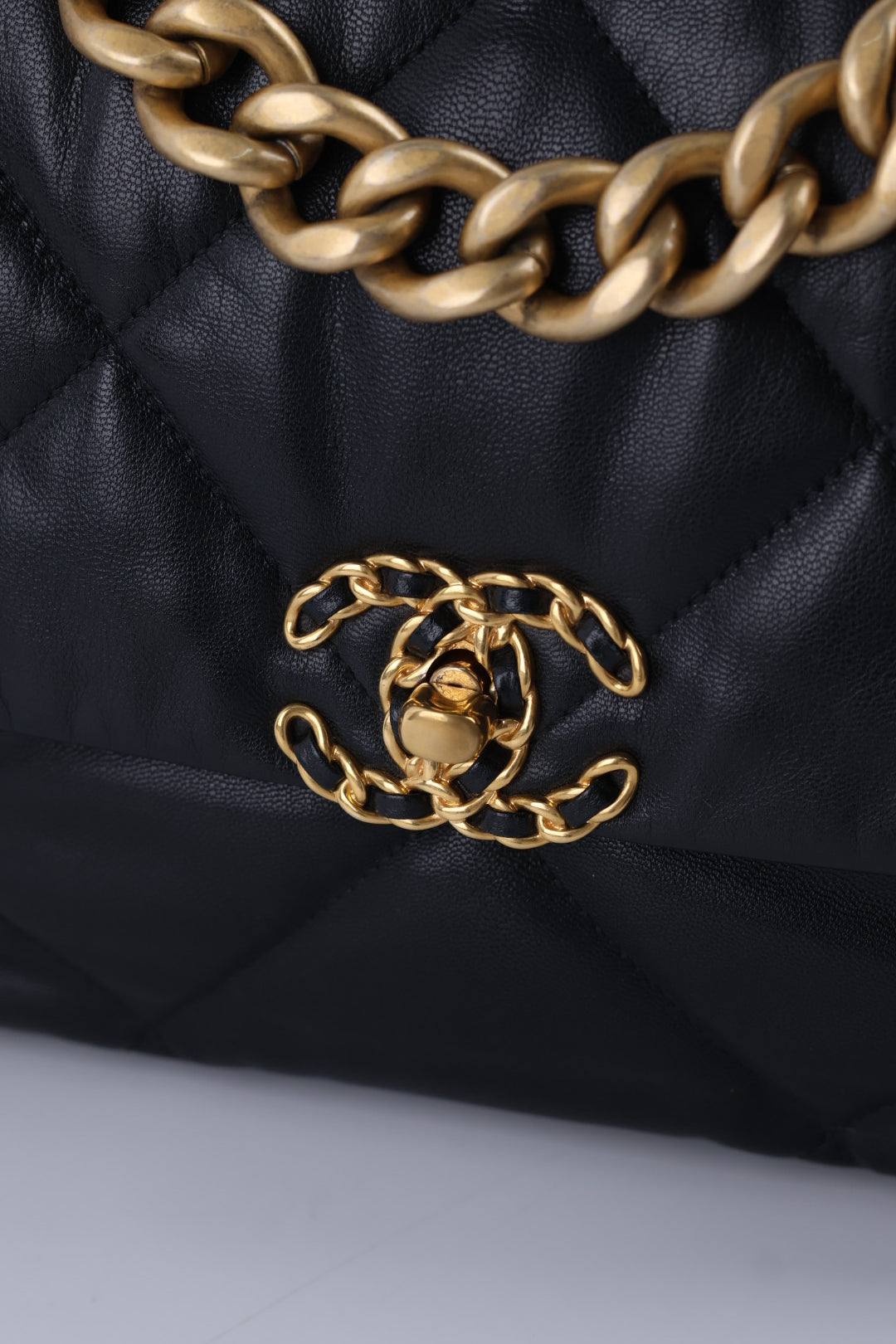 Chanel 19 Media in Pelle
