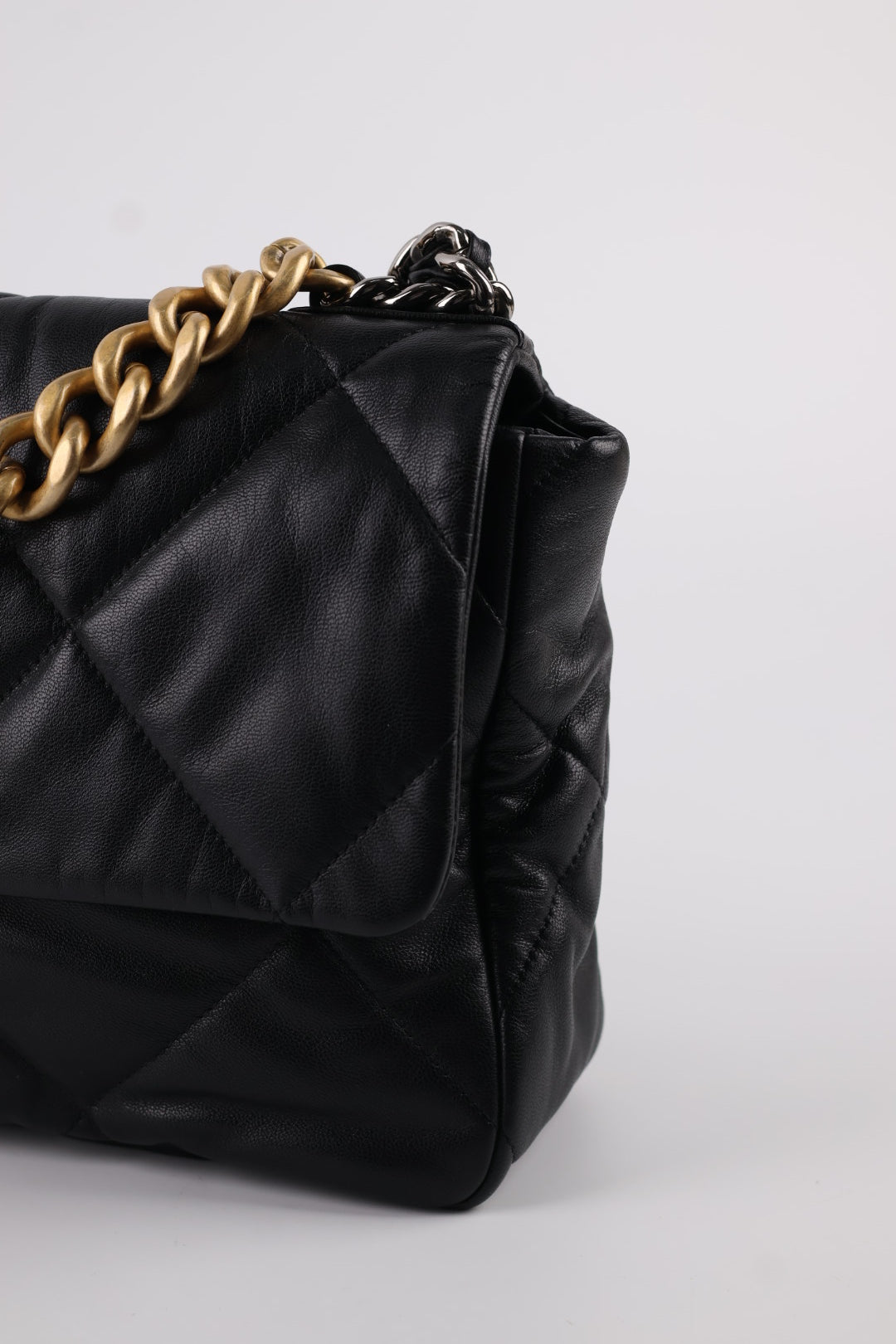 Chanel 19 Media in Pelle
