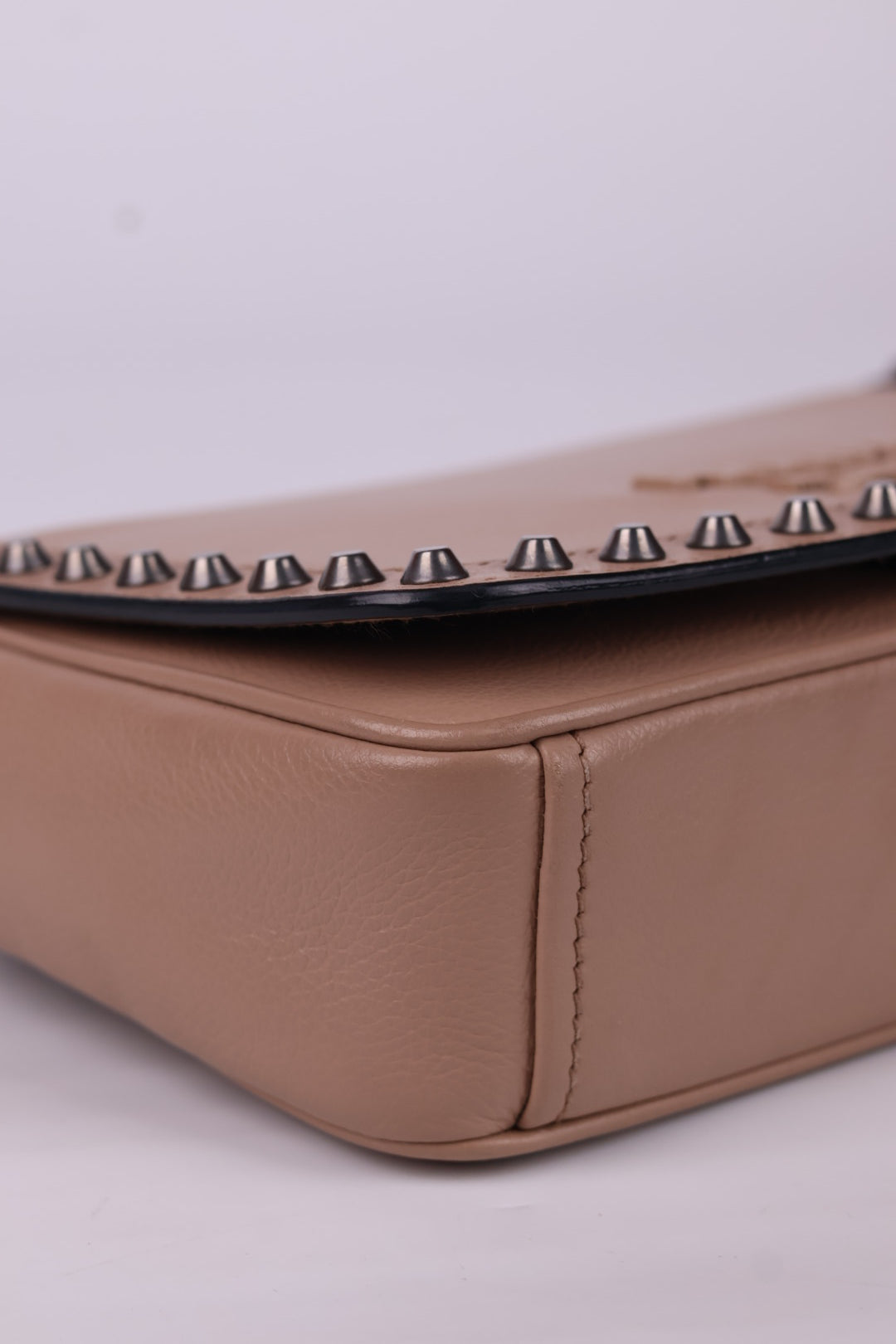 Prada Pattina Borchie in Pelle