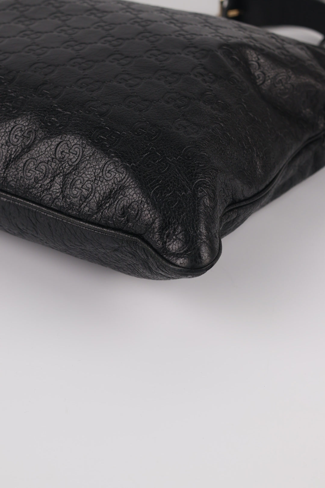 Gucci Messenger GG Signature