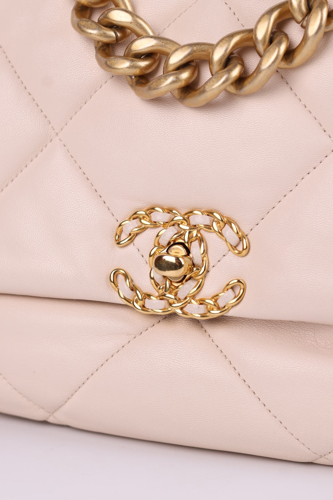 Chanel 19 Media in Pelle