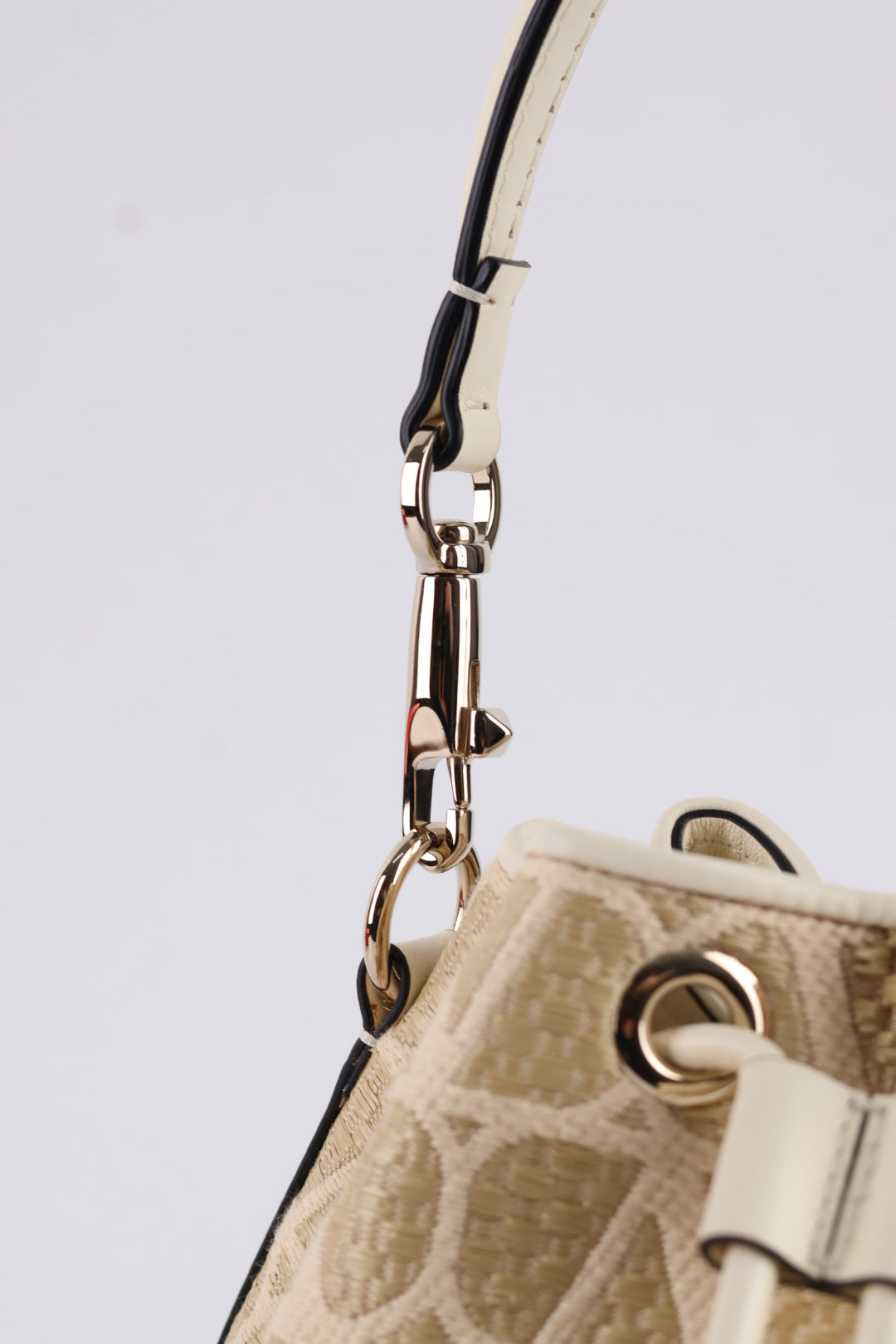 Valentino Bucket Locò Iconographe