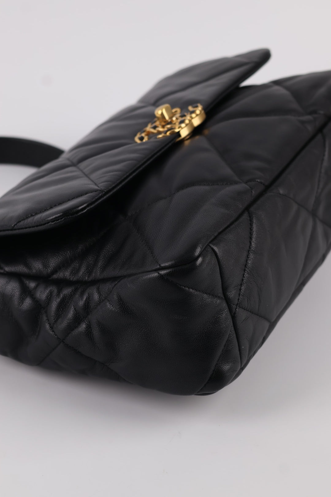 Chanel 19 Media in Pelle
