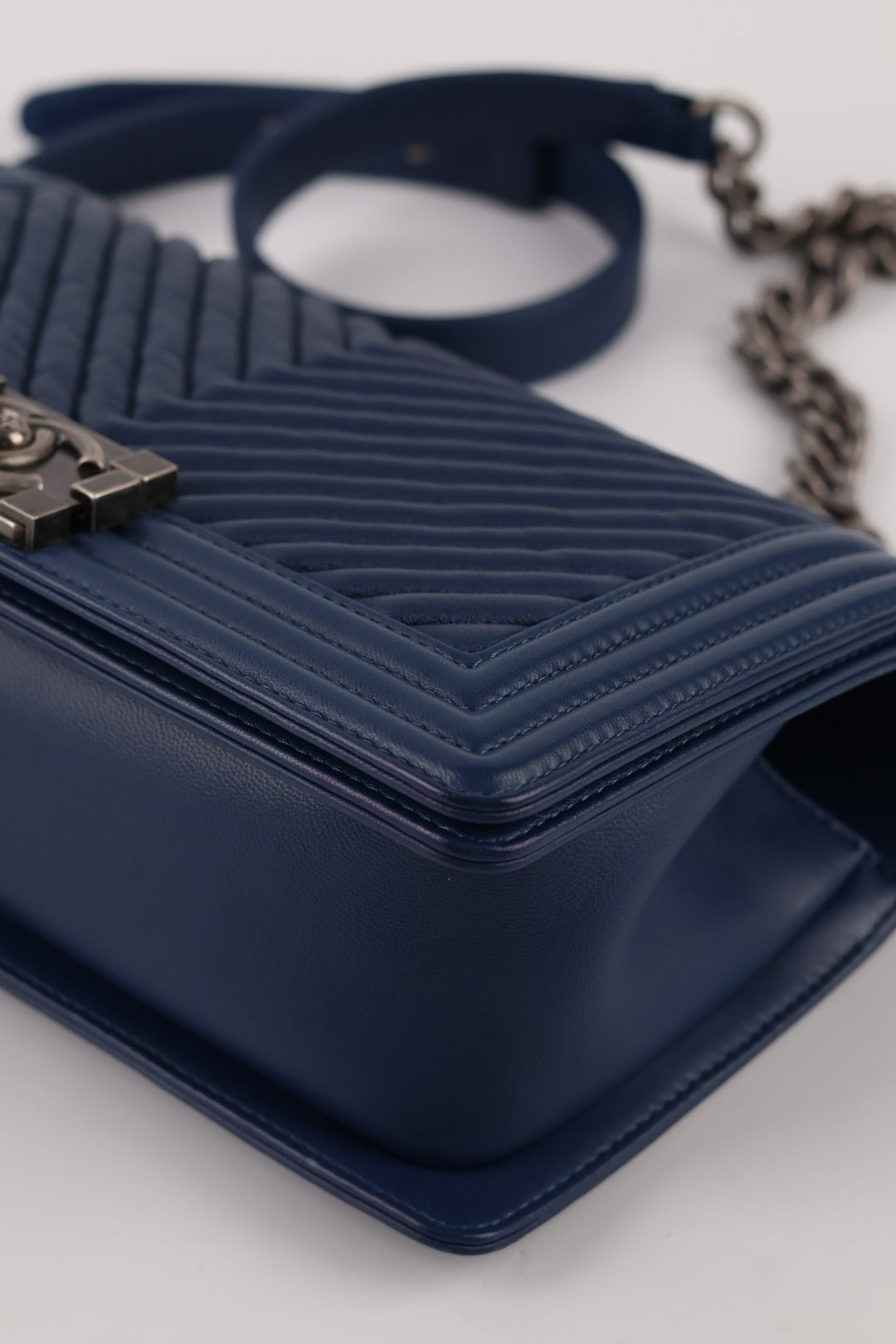 Chanel Boy Media in Pelle Blu