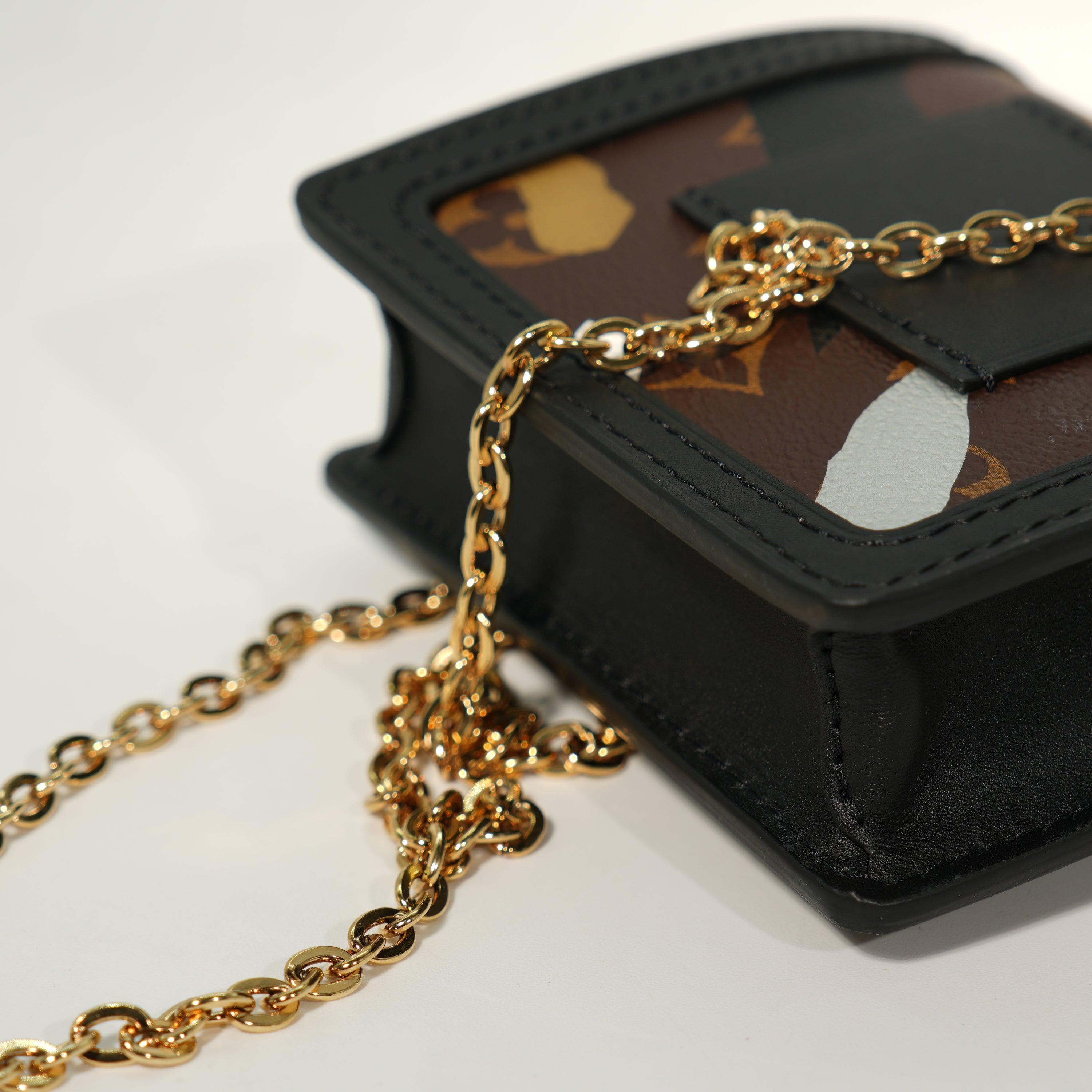 Louis Vuitton Marsupio Dauphine x LOL