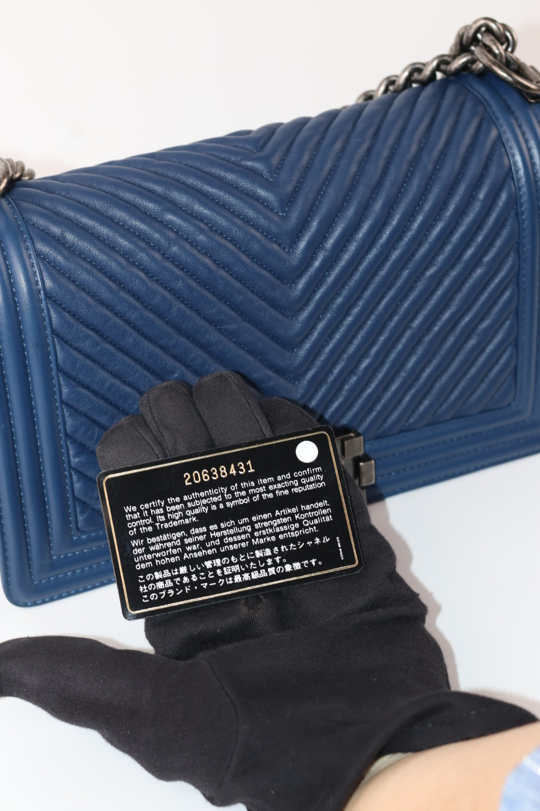 Chanel Boy Media in Pelle Blu