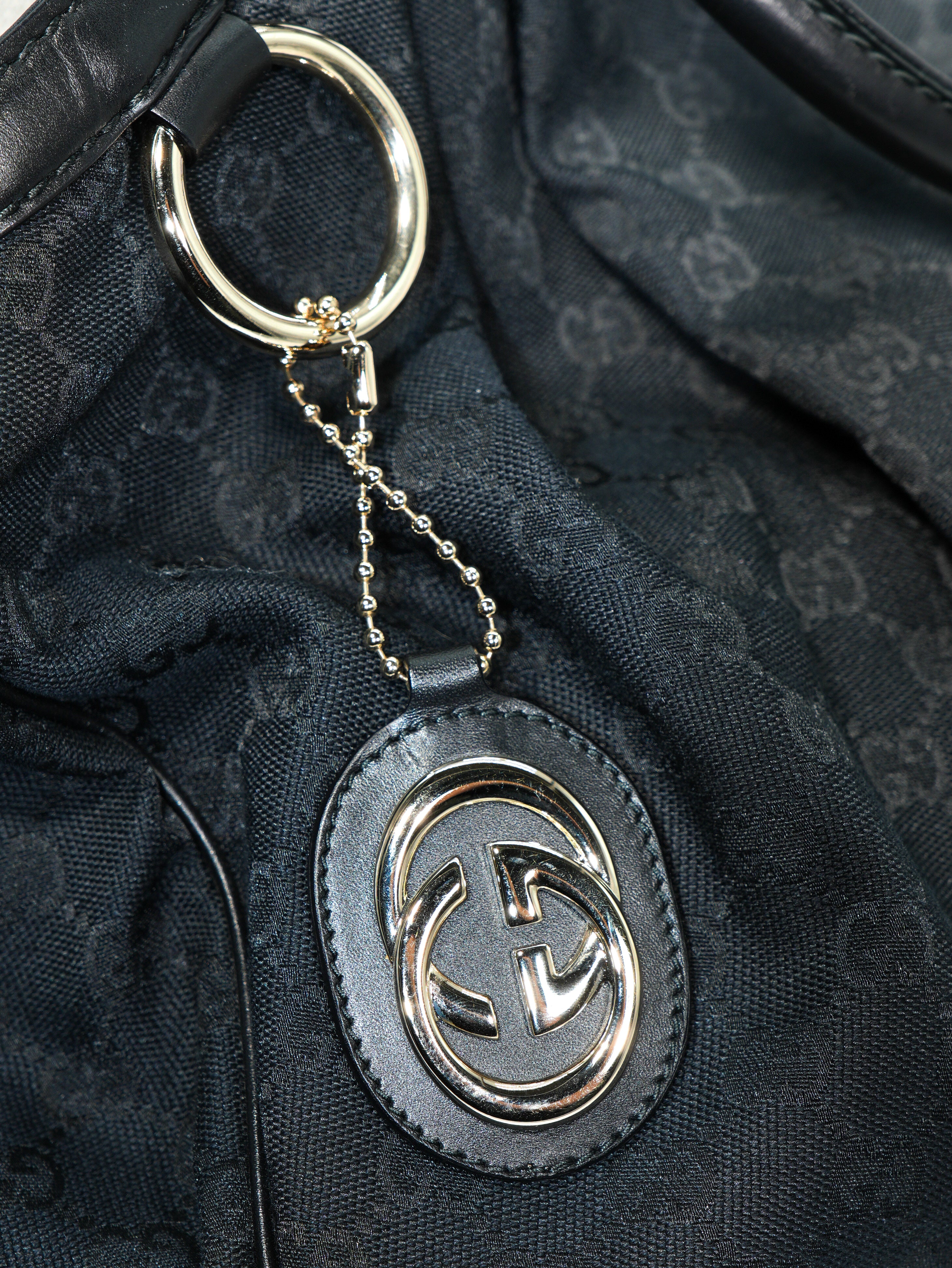 Gucci Sukey Large GG Wave