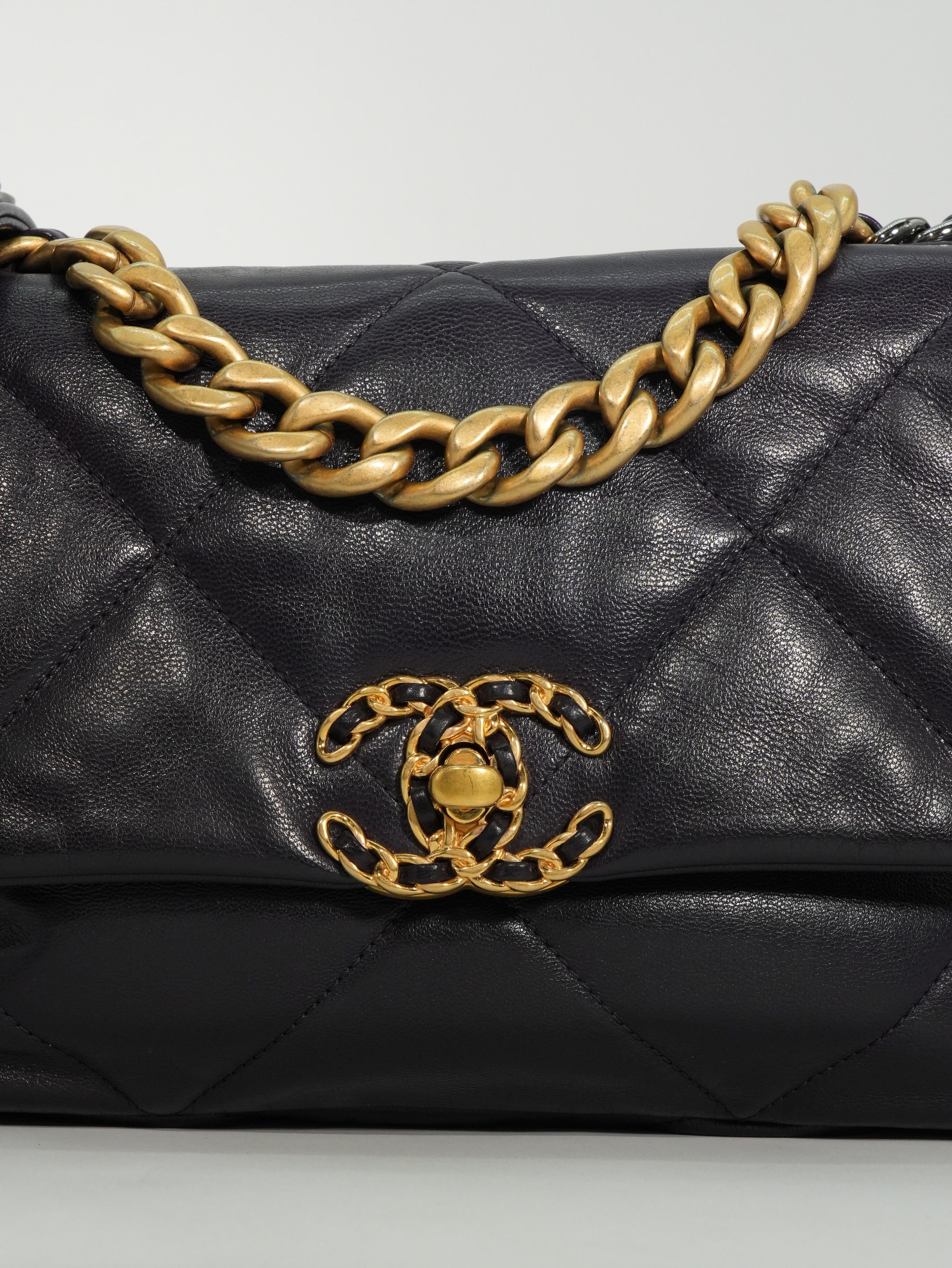 Chanel 19 Media in Pelle