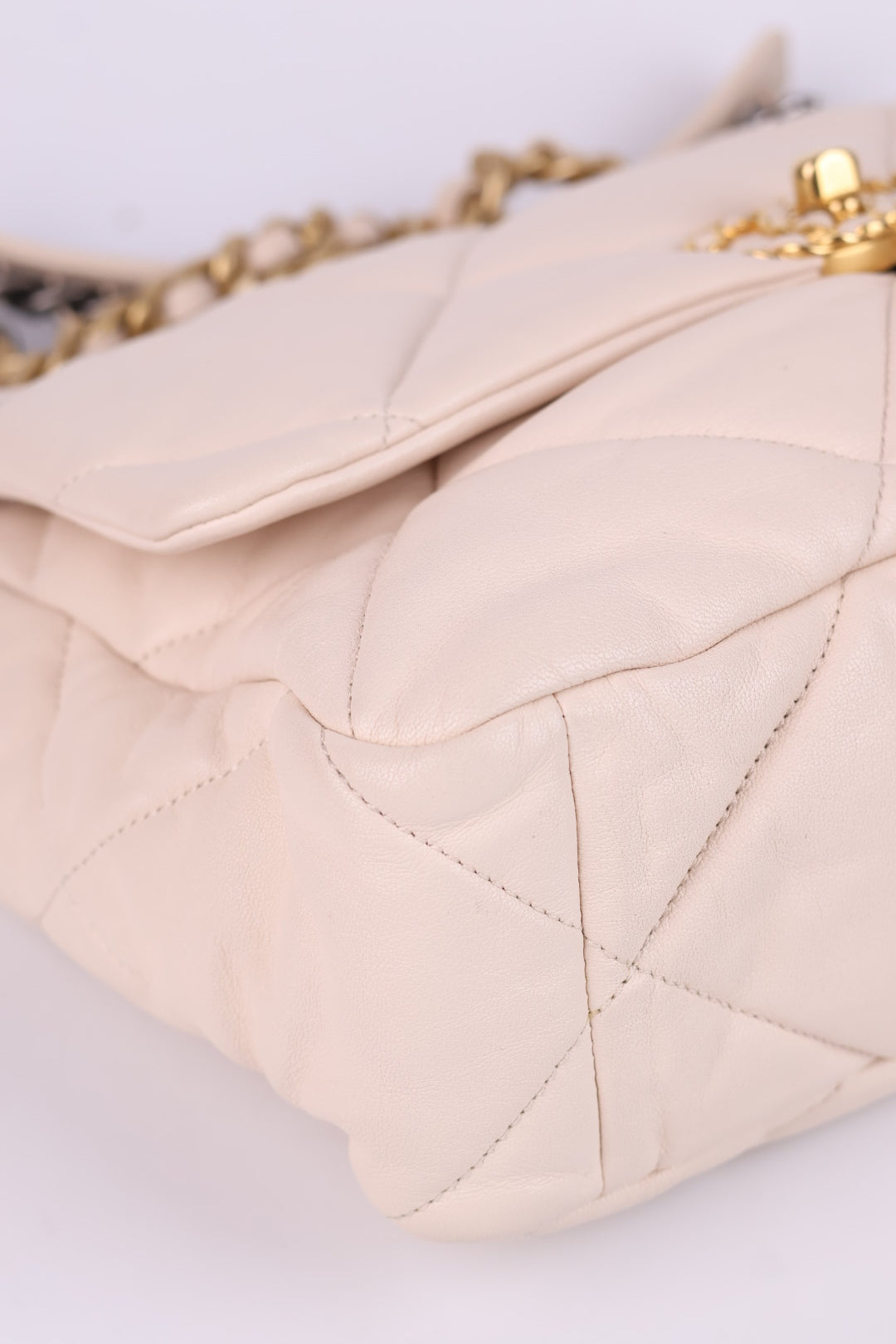 Chanel 19 Media in Pelle