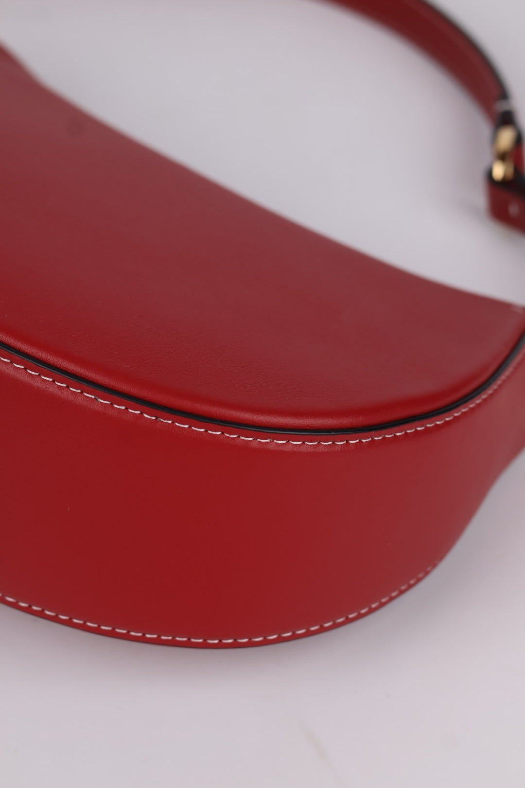 Valentino Ohval in pelle