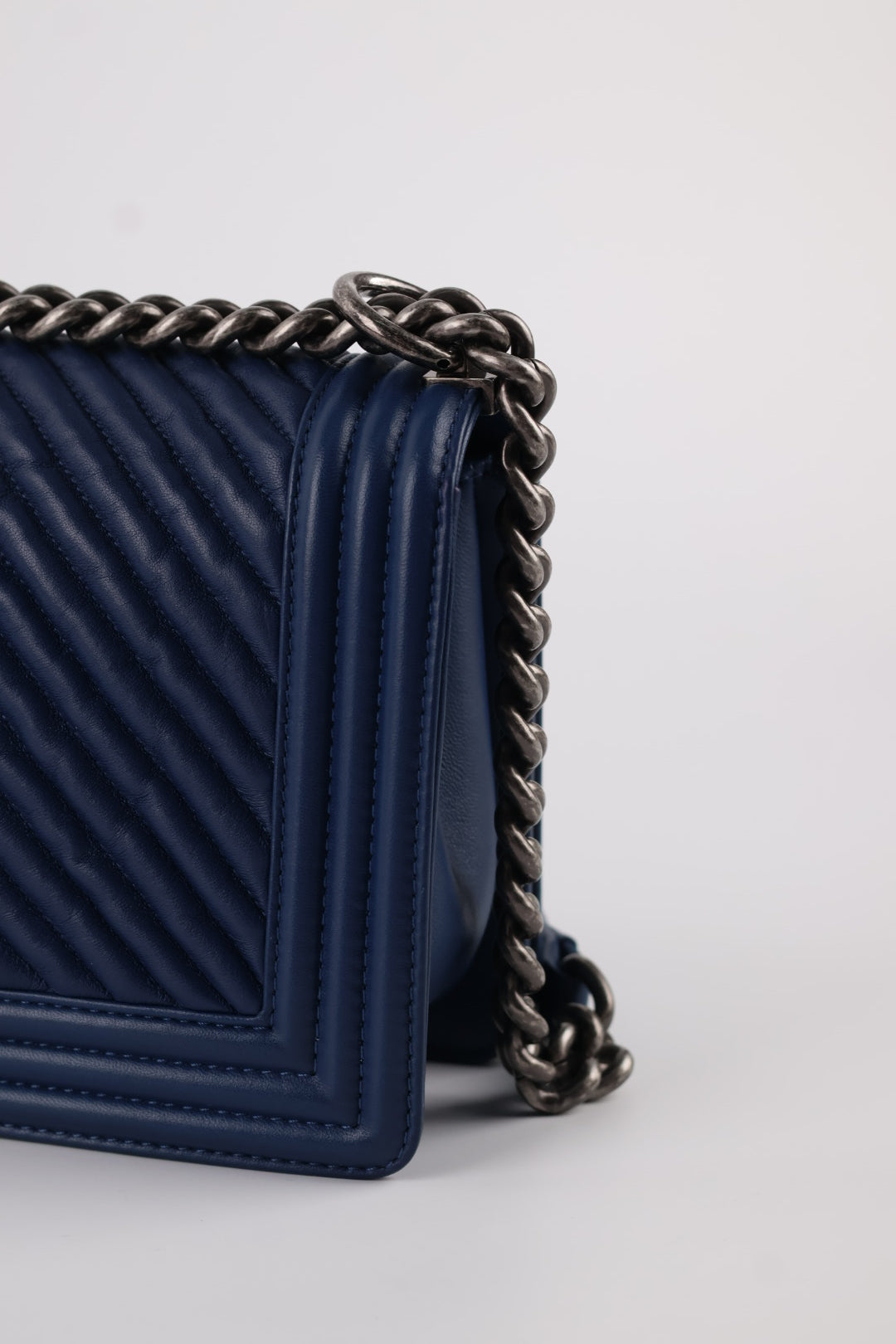Chanel Boy Media in Pelle Blu