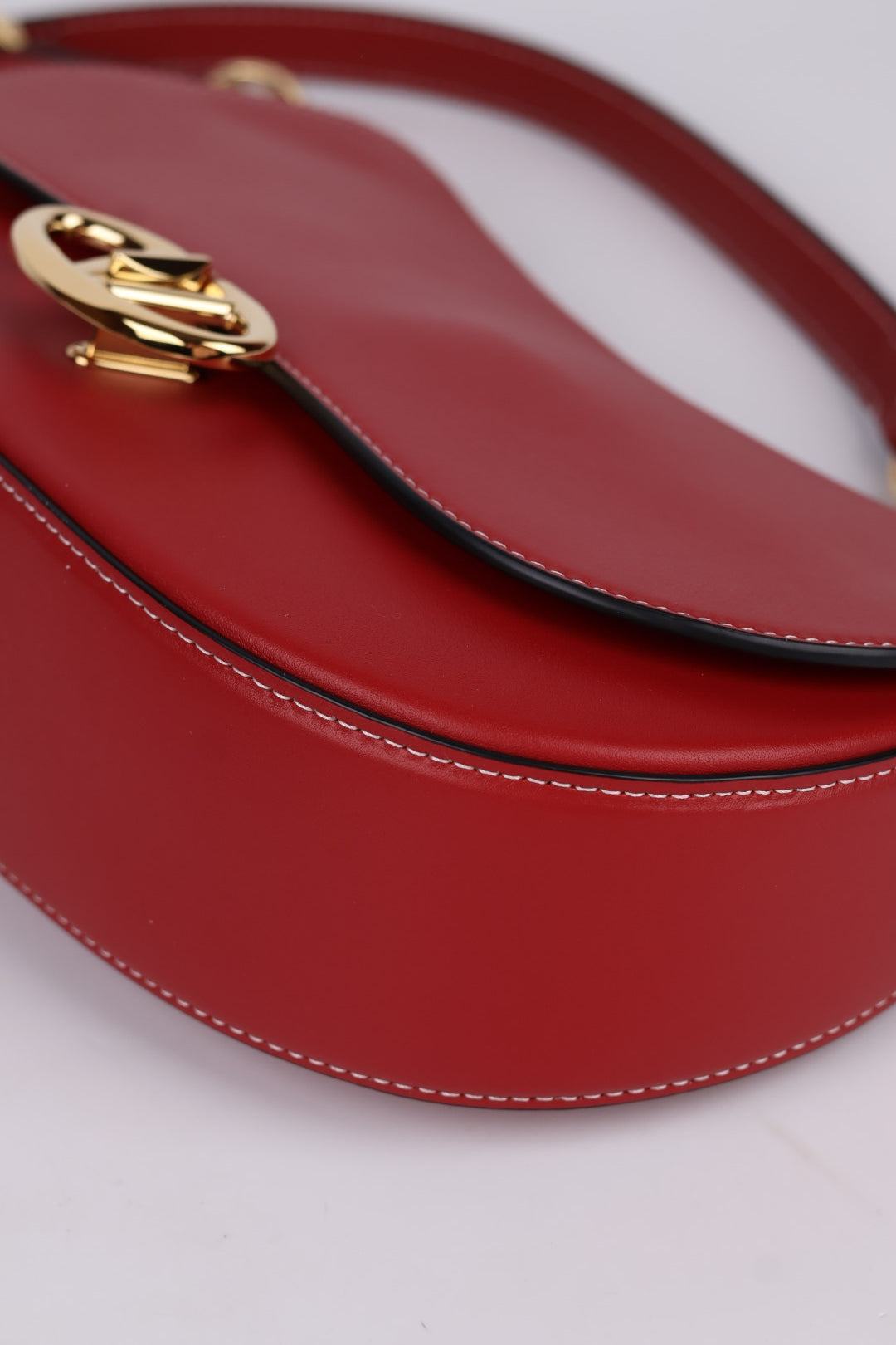 Valentino Ohval in pelle