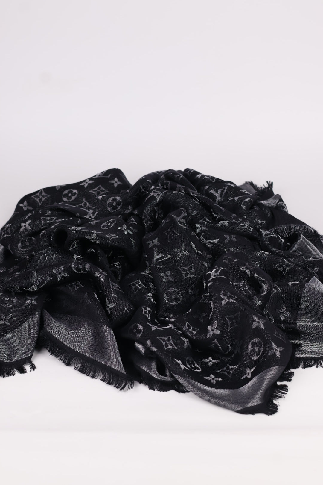 Louis Vuitton Stola Monogram Shine