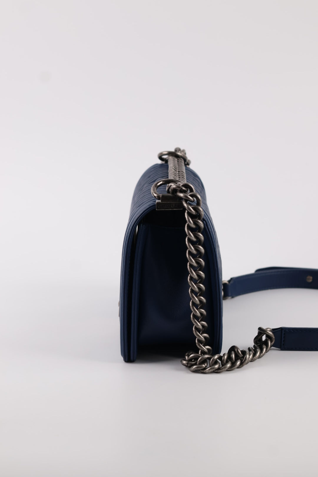 Chanel Boy Media in Pelle Blu
