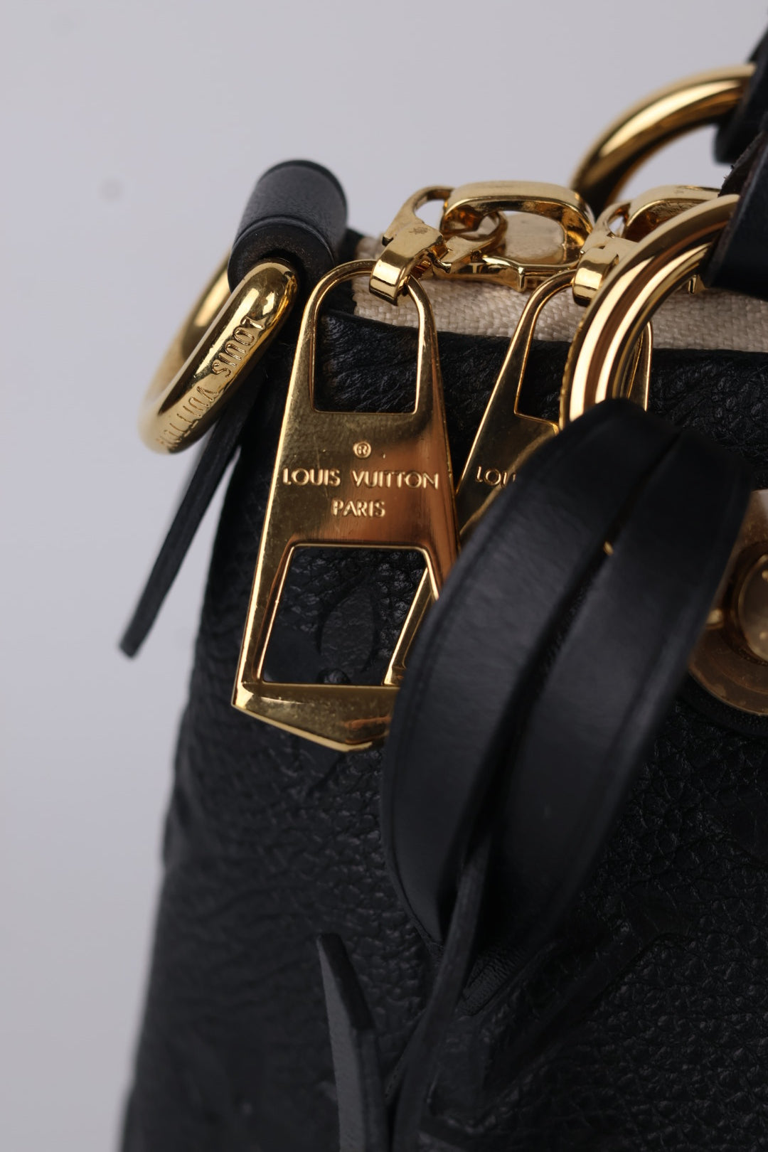 Louis Vuitton V Tote BB Empreinte