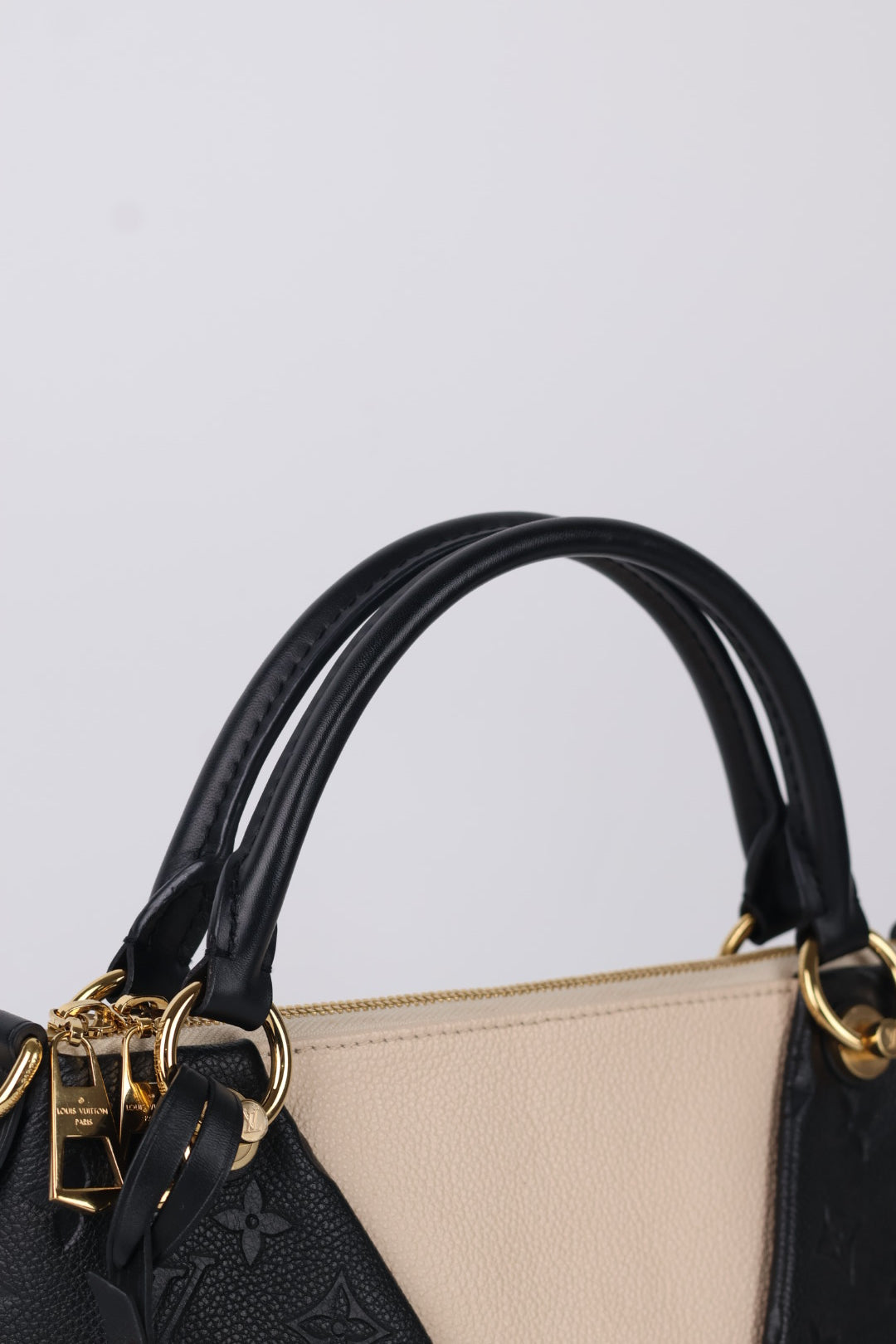 Louis Vuitton V Tote BB Empreinte